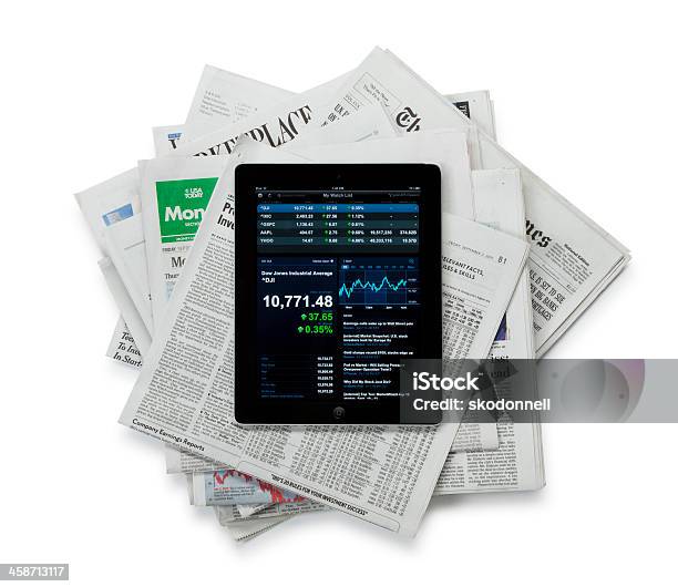 Apple Ipad Ii Em Cima De Jornais - Fotografias de stock e mais imagens de Jornal - Jornal, The Wall Street Journal, Pilha - Arranjo