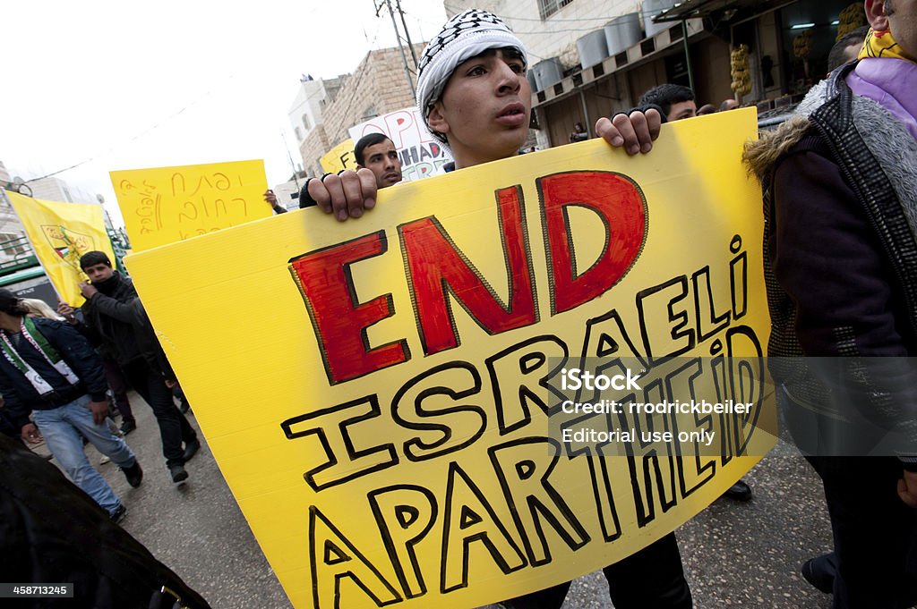 Palestinianos demonstrar contra de ocupação israelitas em Hebron - Foto de stock de Apartheid royalty-free