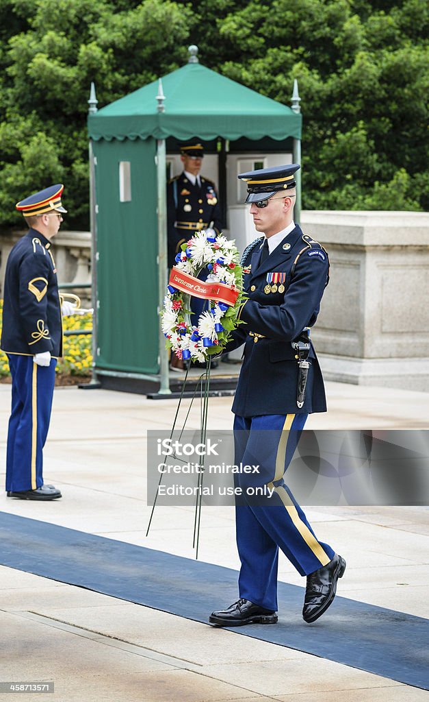 花輪を捧げる墓のアーリントンやバージニア州アーリントン - アメリカ合衆国のロイヤリティフリーストックフォト