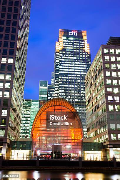 Photo libre de droit de Illumination Immeubles De Bureaux Dans Le Quartier De Canary Wharf Et Des Docklands À Londres Royaumeuni banque d'images et plus d'images libres de droit de Activité bancaire