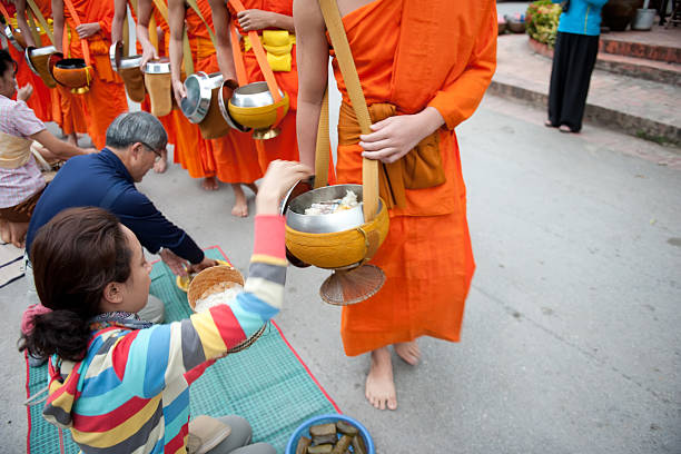 przekazywanie proszalny - laos luang phabang thailand religion zdjęcia i obrazy z banku zdjęć