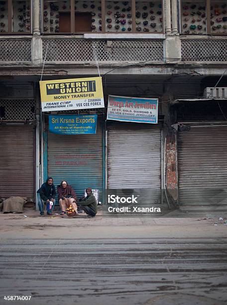 Delhi Índia Semabrigo Pessoas Sentada Perto Do Fogo - Fotografias de stock e mais imagens de Atormentado