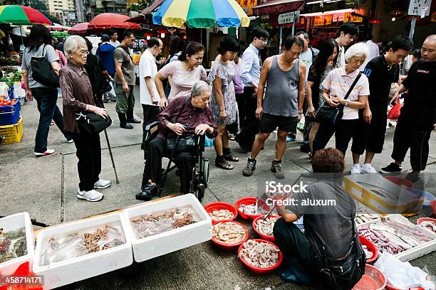 Mercado De Calle En Hong Kong Foto de stock y más banco de imágenes de Aire libre - Aire libre, Alimento, Asia
