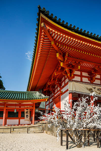 希望の木の平安神宮、京都日本 - 平安神宮 写真 ストックフォトと画像