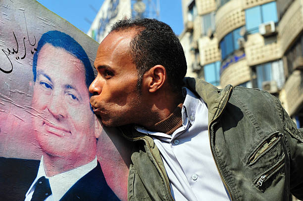 całować mubarak - egypt revolution protest egyptian culture zdjęcia i obrazy z banku zdjęć