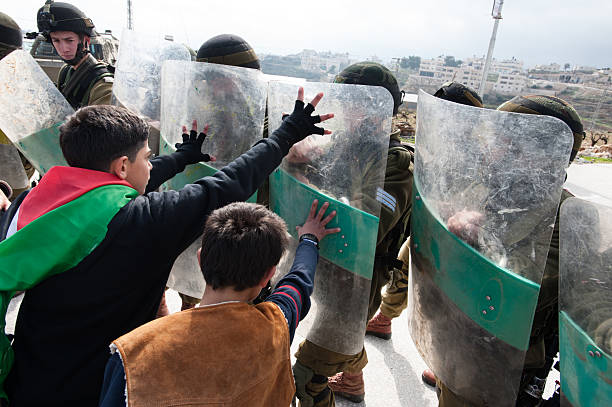 protesto soldados israelitas e palestinianos - cultura palestina - fotografias e filmes do acervo