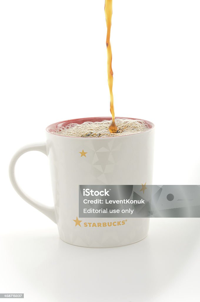 Eingießen Kaffee von Starbucks - Lizenzfrei Behälter Stock-Foto