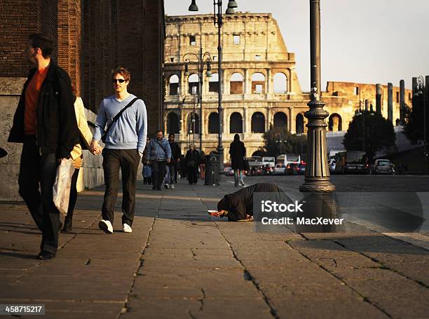 待機している女性のチャリティー乞食ローマ - ホームレスのストックフォトや画像を多数ご用意 - ホームレス, イタリア ローマ, イタリア