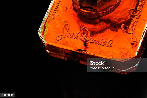 Foto de Garrafa De Uísque Jack Danielsdetalhe e mais fotos de stock de Abuso - Abuso, Adulto, Alcoolismo