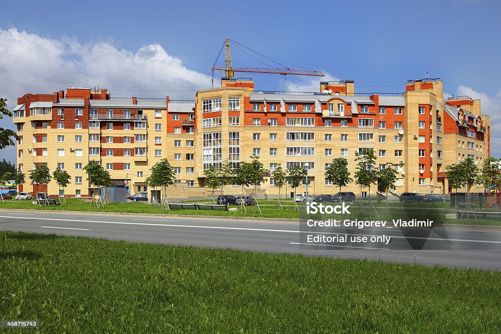 Apartment building, revestida con cerámicos y ladrillo, seis pisos - Foto de stock de Amarillo - Color libre de derechos