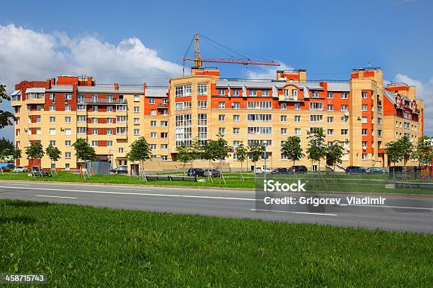 Apartment Building Revestida Con Cerámicos Y Ladrillo Seis Pisos Foto de stock y más banco de imágenes de Amarillo - Color