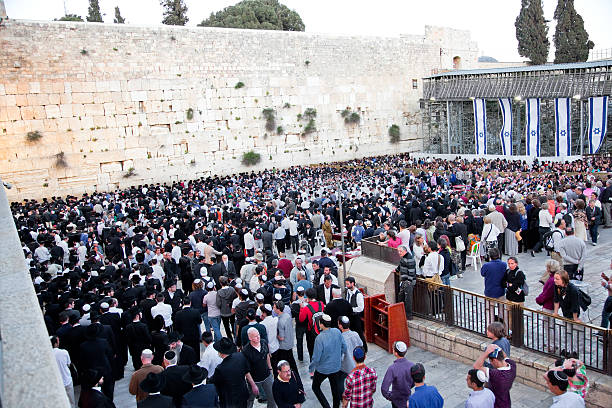 ebraico pregare presso il muro occidentale a gerusalemme, israele. - jerusalem middle the western wall israel foto e immagini stock