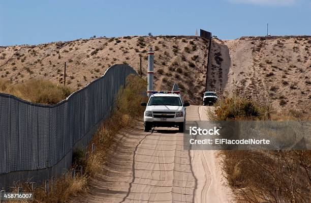 Photo libre de droit de Clôture Et De Lus Border Patrol banque d'images et plus d'images libres de droit de Frontière - Frontière, Police, Arizona