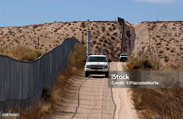 Foto de Cerca De Fronteiras E Alfândega Dos Eua e mais fotos de stock de Força Policial - Força Policial, Fronteira, Arizona