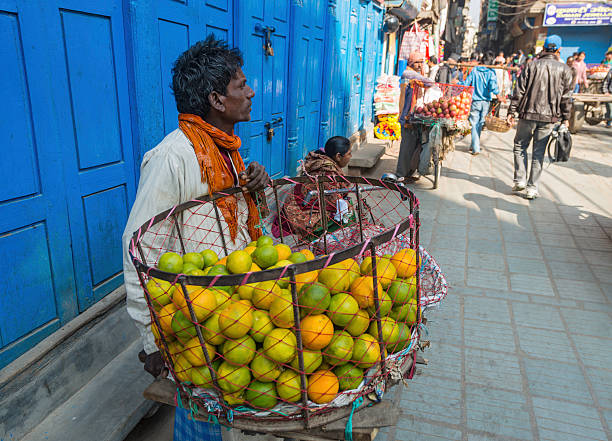 arancio venditore in nepal-kathmandu thamel - thirld world foto e immagini stock