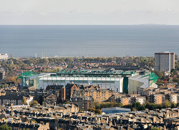 пасха road стадион в leith, эдинбург. - hibernian fc стоковые фото и изображения