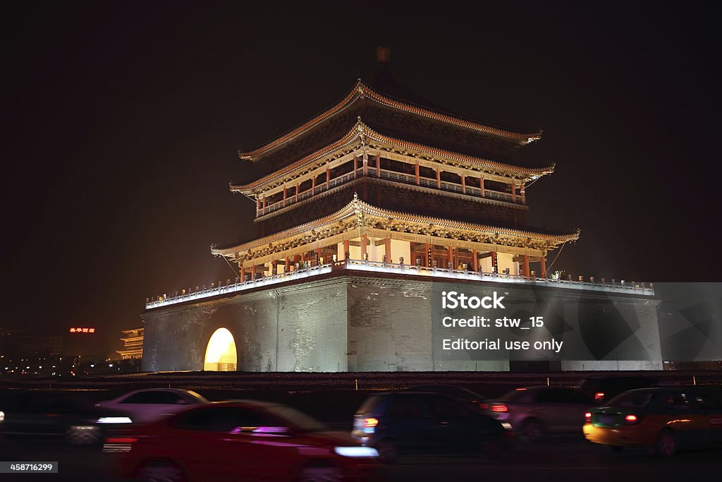 Xi'an Bell Tower w nocy - Zbiór zdjęć royalty-free (Architektura)