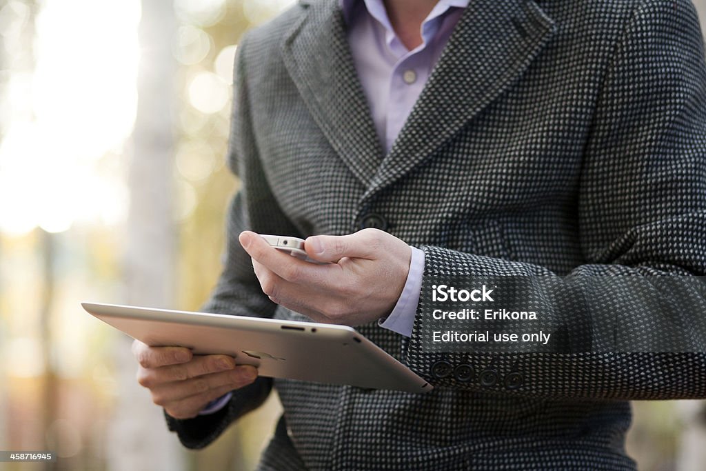 Человек с iPad и iPhone - Стоковые фото Органайзер роялти-фри