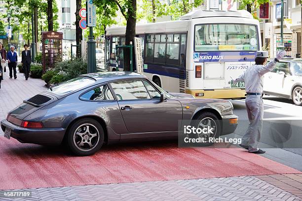 Tóquio Attendants De Estacionamento - Fotografias de stock e mais imagens de Criado particular - Criado particular, Acenar, Adulto