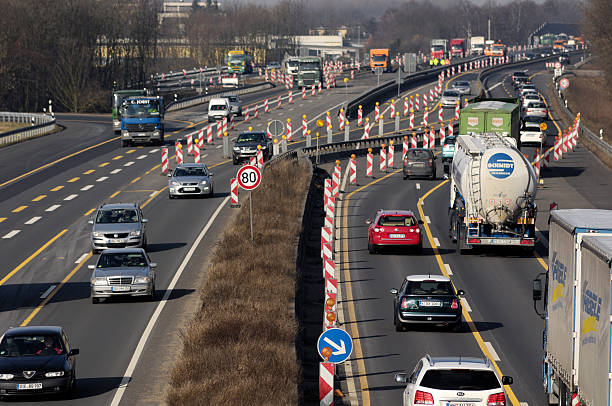 chantier de construction sur une autoroute allemande - neuss photos et images de collection