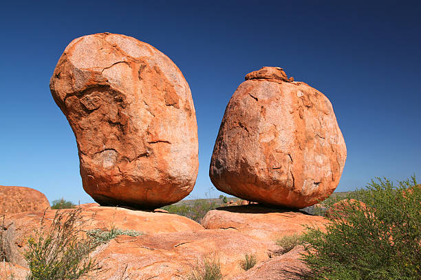 devil's marbles - devils marbles fotografías e imágenes de stock