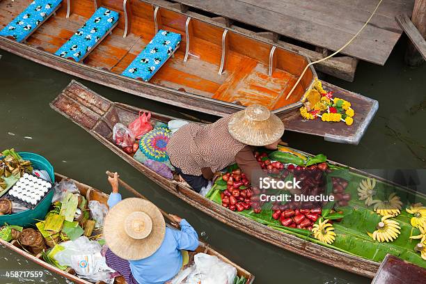 Mercato Galleggiante Bangkok Tailandia - Fotografie stock e altre immagini di A mezz'aria - A mezz'aria, Acqua, Affari