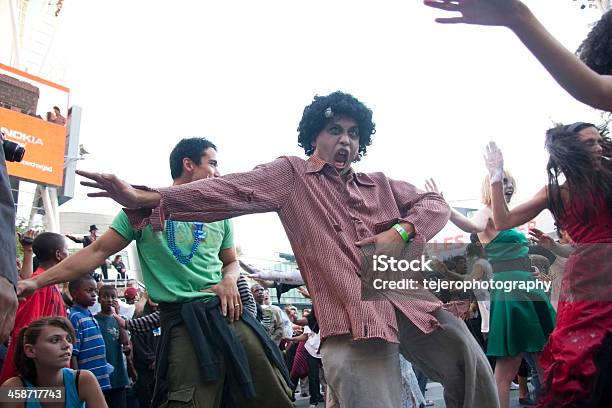 Dançar Zombies - Fotografias de stock e mais imagens de Adulto - Adulto, Arte, Cultura e Espetáculo, Assustador