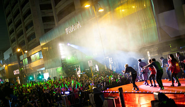 concert de rock - urban scene china city horizontal photos et images de collection