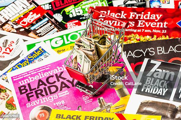 Grandi Risparmi Su Black Friday - Fotografie stock e altre immagini di Abbondanza - Abbondanza, Affari, Banconota