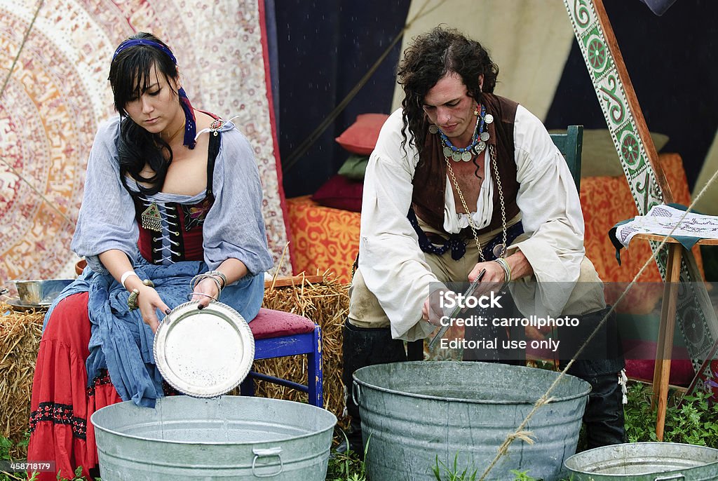 Возрождение женщина и человек, Мыть посуду вручную - Стоковые фото Костюм эпохи роялти-фри