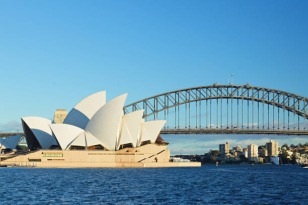 sydney opera house e a ponte do porto - sydney australia sydney opera house australia sydney harbor - fotografias e filmes do acervo