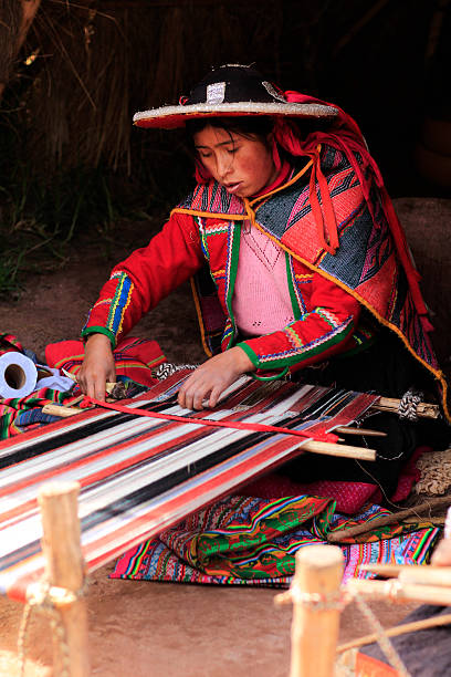 quechua mujer weaving - quechuas lamistas fotografías e imágenes de stock