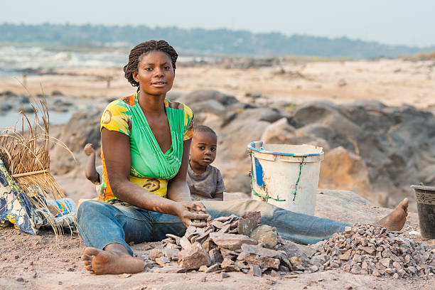 女性、お子様が夢中の石のリビング - congo river ストックフォ��トと画像