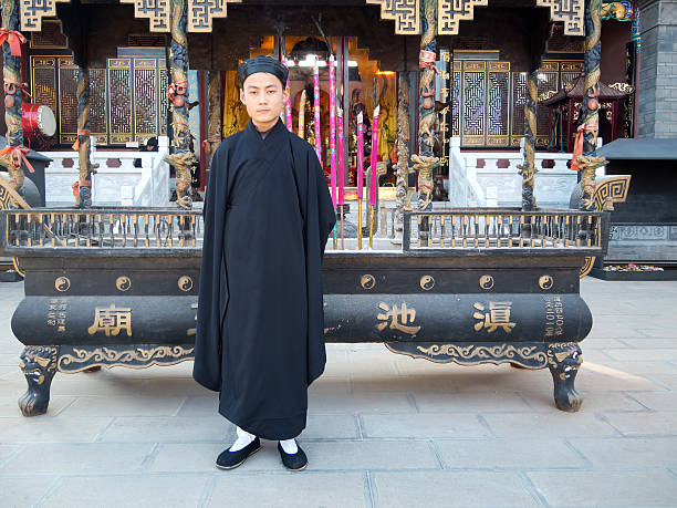 taoismus mönch in yunnan, china - taoismus stock-fotos und bilder
