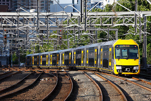 waratah treno pendolare parte stazione centrale di sydney - train australia electric train image foto e immagini stock