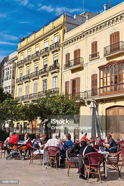 Rodziny Pavement Cafe Mediterranean Square Hiszpania - zdjęcia stockowe i więcej obrazów Restauracja