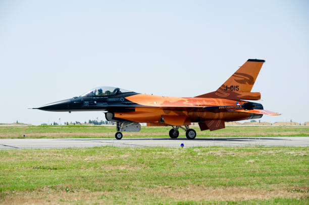 f - 16 od royal dutch siły powietrzne - armed forces airshow fighter plane airplane zdjęcia i obrazy z banku zdjęć