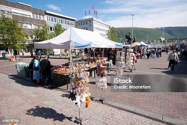 Photo libre de droit de Marché De Tromso Norvège Sur Une Belle Journée Dété banque d'images et plus d'images libres de droit de Commerce