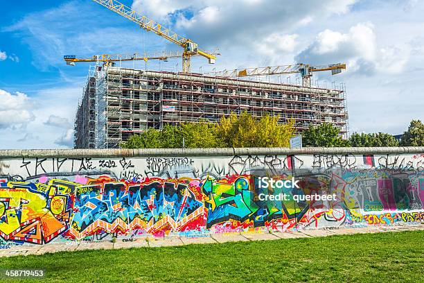 East Side Gallery Berliner Mauer In Mit Baustelle Stockfoto und mehr Bilder von Berliner Mauer - Berliner Mauer, Fall der Berliner Mauer, Graffito