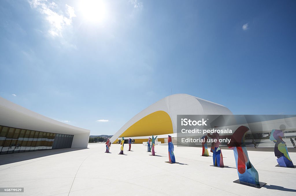 Niemeyer 센터 - 로열티 프리 오스카르 니에메예르 스톡 사진