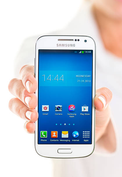 保持サムソンの galaxy s 4 - s4 samsung galaxy samsung group human hand ストックフォトと画像