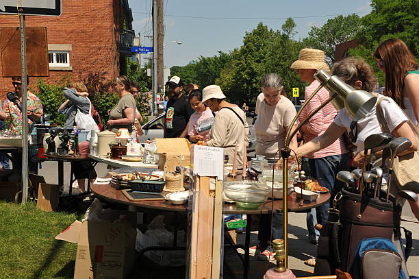 ежегодная glebe гараж продажа в оттаве - garage sale sale furniture shopping стоковые фото и изображения