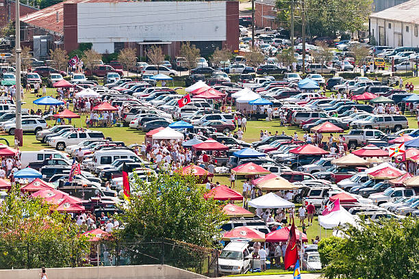 ir colado ao carro da frente, antes do início do jogo de futebol americano universitário - tailgate imagens e fotografias de stock