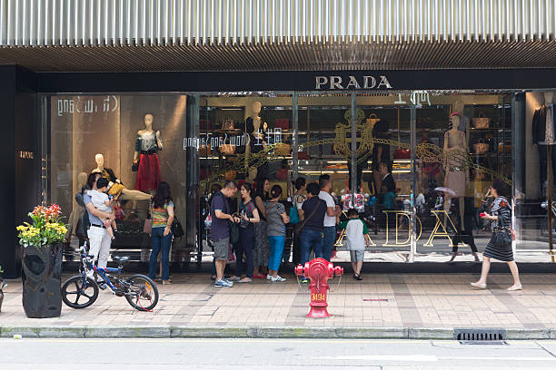 prada flagship-store - clothing store store prada outdoors stock-fotos und bilder