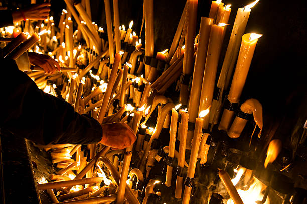 beleuchtung einer kerze fatima portugal - benedict xvi stock-fotos und bilder