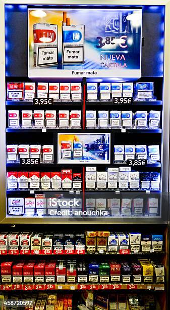 Photo libre de droit de Distributeur Automatique De Cigarettes Barcelone Espagne banque d'images et plus d'images libres de droit de Cigarette