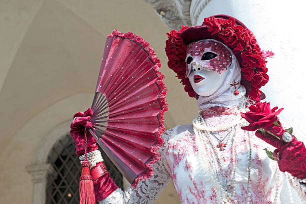 carnevale di venezia 2011 - venice italy editorial mardi gras performer foto e immagini stock