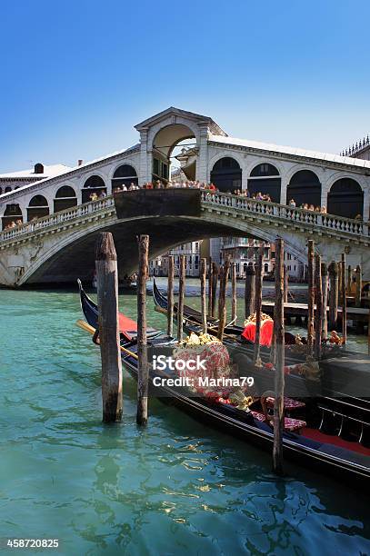 Foto de Gôndola A Ponte De Rialto e mais fotos de stock de Arquitetura - Arquitetura, Azul, Beleza