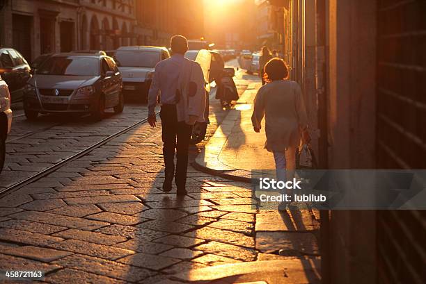 Uomo E Donna A Piedi Al Tramonto A Milano Italia - Fotografie stock e altre immagini di Abbigliamento casual - Abbigliamento casual, Adulto, Affollato