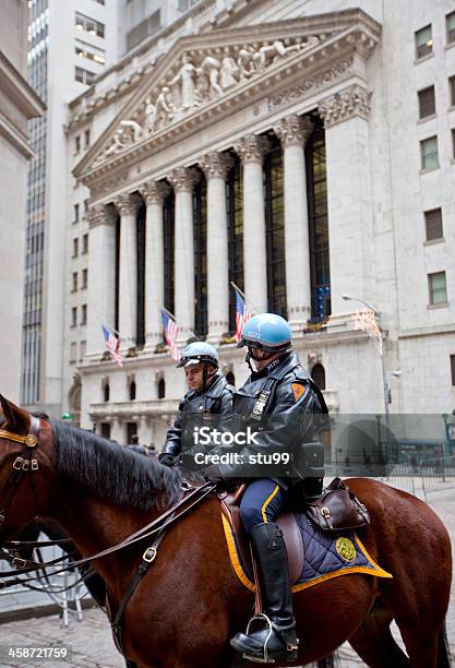 Полиции В Уоллстрит — стоковые фотографии и другие картинки New York City Police Department - New York City Police Department, Бизнес, Вертикальный